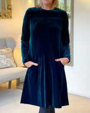 Φόρτωση εικόνας στο εργαλείο προβολής Συλλογής, Βελούδινο φόρεμα με τσέπη και στρογγυλή λαιμόκοψη
