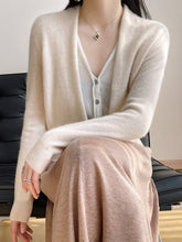 Φόρτωση εικόνας στο εργαλείο προβολής Συλλογής, Πλεκτό μάλλινο πουλόβερ με λαιμόκοψη V με κουμπιά
