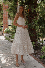 Φόρτωση εικόνας στο εργαλείο προβολής Συλλογής, Μίντι φόρεμα από τούλι με κορδόνια πλάτη σε τούλι με απλικέ πεταλούδα
