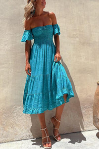 Πανέμορφο Midi φόρεμα με έθνικ εμπριμέ που επαναλαμβάνεται με στρώσεις έξω από τους ώμους